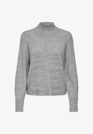 Suéter gris con cuello alto y dobladillo acanalado. Presenta adornos de perlas en los hombros y los puños. Textura suave, corte holgado.