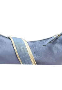 Lichtblauwe leren tas met een textuur oppervlakte, gouden accessoires en een patroonriem in lichtblauw en crèmekleur met geometrische ontwerpen.