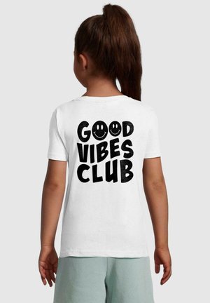 Biele tričko s krátkym rukávom, na zadnej strane s nápisom "GOOD VIBES CLUB" v tučnom čiernom písme a so smajlíkmi.