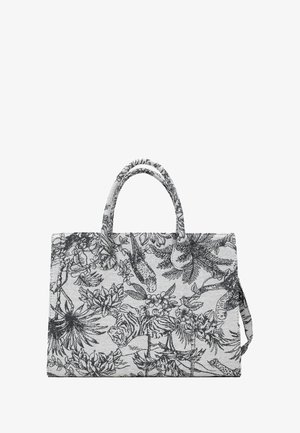 Bolsa de tela gris con estampado botánico y animal en negro, dos asas cortas y una correa de hombro removible. Forma rectangular.