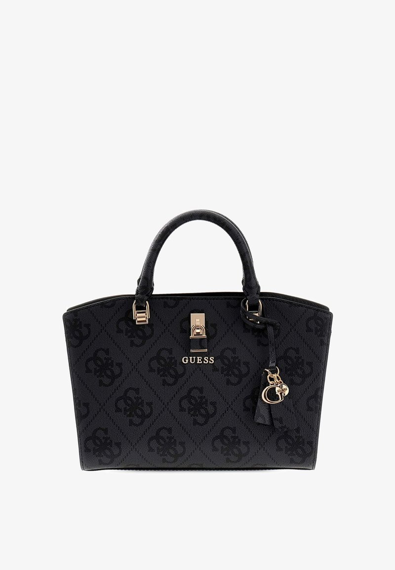 Zwarte handtas van gestructureerd materiaal met een diamantpatroon, hardware met gouden uitstraling en een bedel. Dubbele handgrepen aan de bovenkant, ritssluiting.