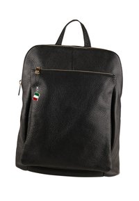 Sac à dos en cuir noir avec une finition texturée, comportant une poche zippée à l'avant, des accessoires en or et un petit charm en forme de drapeau italien.