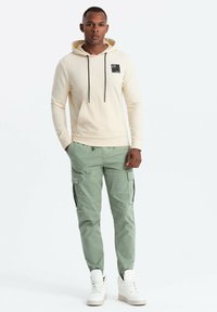 Ombre OM-SSNZ - Mikina s kapucí - cream