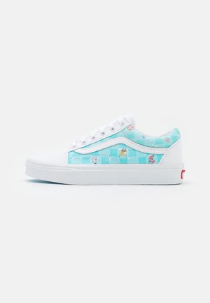 Witte en turquoise lage sneaker met geblokt patroon en kleine cartoonfiguurtjes aan de zijkant, witte zool en vetersluiting.