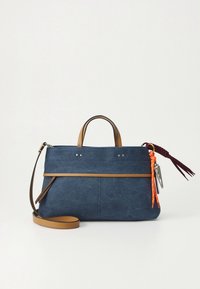Geantă de mână albastru marin cu textură din piele întoarsă artificială, accente din piele maro, mânere scurte, curea de umăr ajustabilă și detalii colorate cu ciucuri.