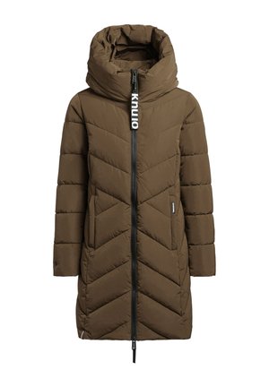 Ilgas rudas pūkų sluoksnis su aukštu apykakle, įstrižinėmis siūlėmis, priekiniais užtrauktukais ir šoninėmis kišenėmis. Užtrauktuke matyti logotipas.