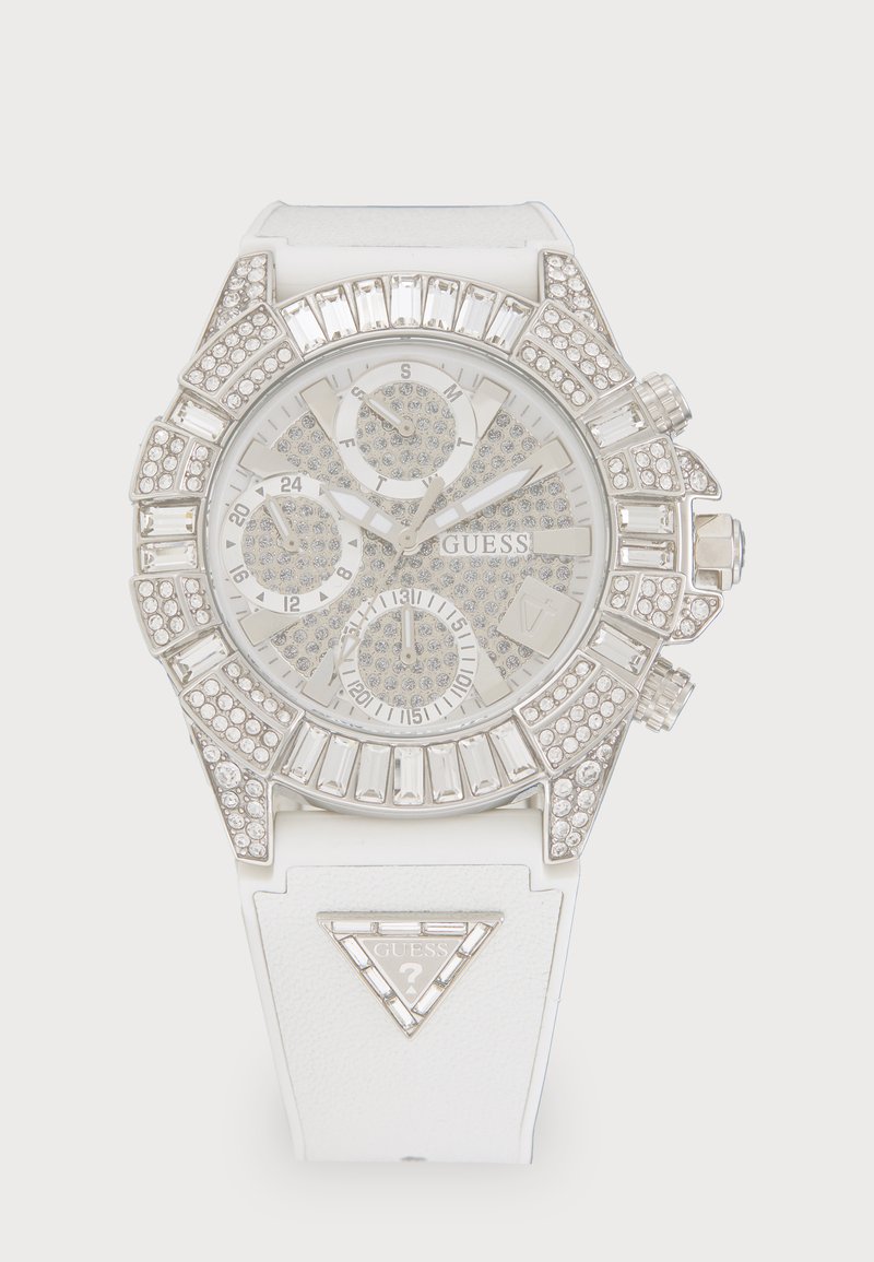Zilveren horloge met strass-versieringen, witte siliconen strap en een gestructureerde wijzerplaat met meerdere sub-dials. Merkenlogo weergegeven.