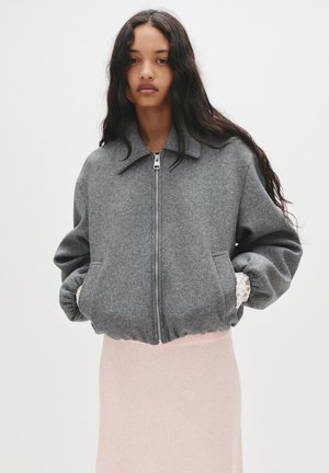 Graue Wollmischung Bomberjacke mit Reißverschluss, Kragen und elastischen Bündchen, mit Seitentaschen und texturierter Oberfläche.