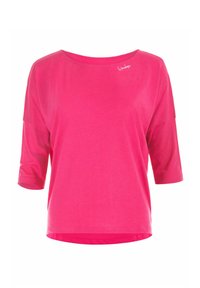 Roze katoenen t-shirt met een brede halslijn, driekwartmouwen en een ronde zoom. Bevat een klein logo aan de voorkant. Zachte textuur.