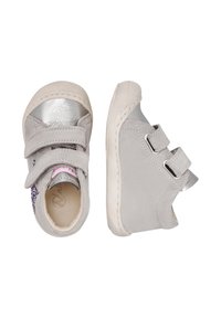 Sneakers grigi per bambini con doppie chiusure a velcro, dettagli argentati e una finitura texturizzata. Presentano un motivo laterale decorato e suole in gomma.