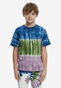 Camiseta de manga corta con estampado tie-dye en tonos azul, verde y púrpura. Hecha de una tela suave, con un cuello redondo y un corte relajado.