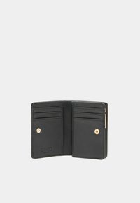 Schwarze Lederbörse mit mehreren Kartenfächern, einem Druckverschluss und einer goldenen Hardware-Akzentuierung. Texturiertes Innenleben mit geprägtem Logo.