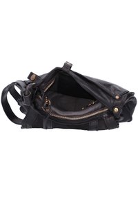 Borsa a tracolla in pelle nera con chiusura a zip, tasca interna e accessori metallici. Caratterizzata da una texture morbida e un design strutturato.