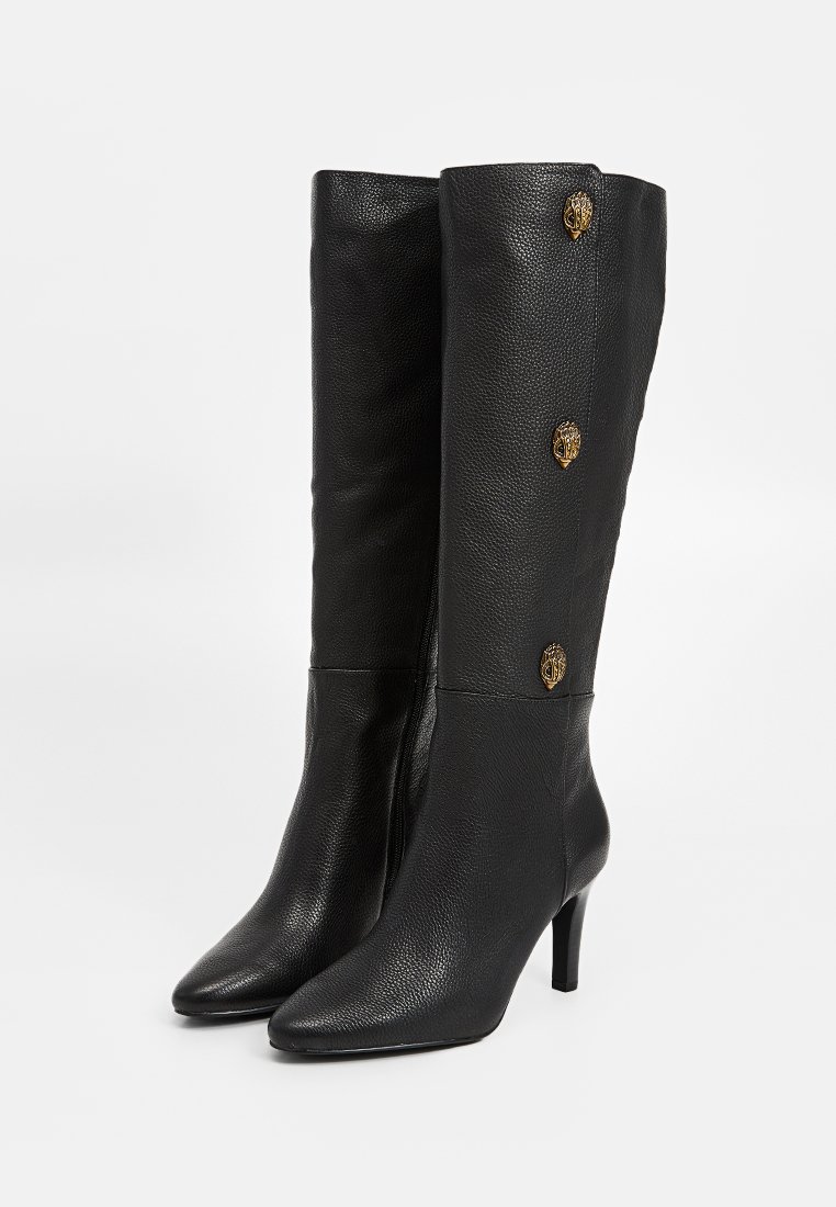 Czarne skórzane wysokie botki z szpiczastymi noskami i wysokimi obcasami. Posiadają złote guziki na zewnętrznej stronie. Teksturowany materiał.