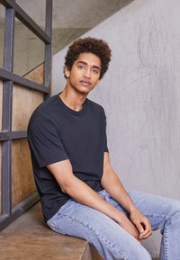 Levi's® Skateboarding - 2 PACK - T-shirt basic - jet black, white Immagine in miniatura 1