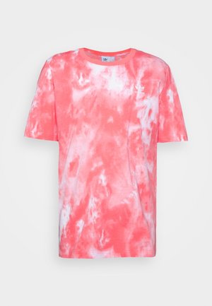 T-shirt Adidas manches courtes à effet tie-dye corail et blanc, col rond, avec petit logo Adidas blanc sur le côté supérieur gauche de la poitrine.