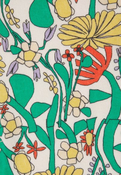 Motif floral coloré avec des fleurs jaunes, rouges et violettes et des feuilles vertes sur un fond de tissu clair.