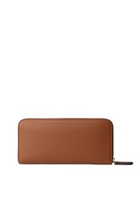 Portafoglio in pelle marrone con una superficie liscia, chiusura a zip e una forma rettangolare snella. Presenta una piccola linguetta in pelle.