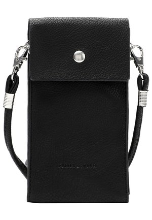Sac bandoulière en cuir noir texturé avec rabat et bouton-pression argenté, bandoulière amovible avec fermoirs argentés sur fond blanc.