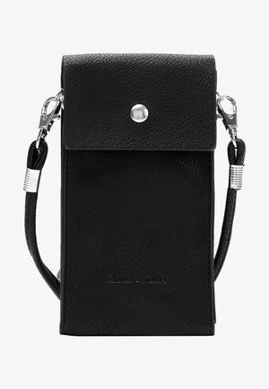 Sac bandoulière en cuir noir texturé avec rabat et bouton-pression argenté, bandoulière amovible avec fermoirs argentés sur fond blanc.