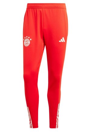 Czerwone spodnie sportowe wykonane z gładkiej tkaniny, z logo Bayernu Monachium, białymi paskami adidas po bokach i elastycznym pasem w talii.