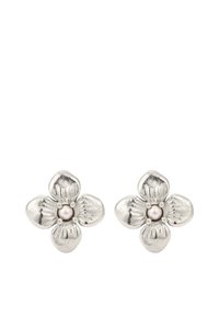 Sølvblomsterøreringe med fem kronblade, der har en struktureret overflade og en lille central perle. Let og symmetrisk design.