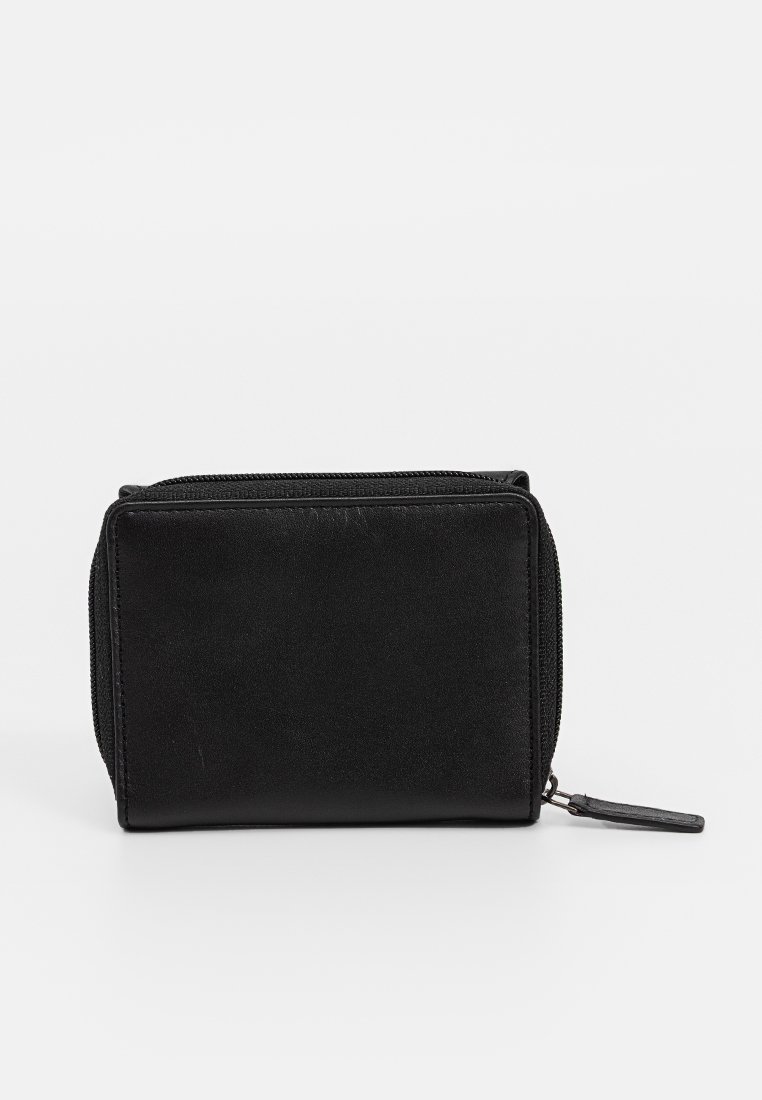 Portefeuille en cuir noir de forme rectangulaire, avec fermeture éclair, texture lisse et une petite languette en cuir sur la fermeture éclair.