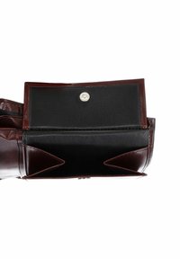 Portefeuille en cuir marron ouvert et vide avec un bouton-pression sur le rabat, montrant le compartiment principal et les coutures intérieures.