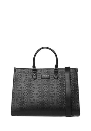 Sac à main synthétique noir avec motif de logo en relief, double poignées supérieures, bandoulière amovible et une forme rectangulaire structurée.