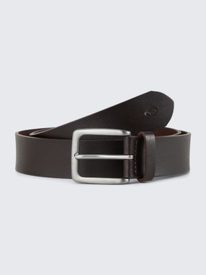 Ceinture en cuir marron avec une boucle en métal argenté. Présente une texture lisse et un design épuré, s'amincissant vers l'extrémité avec une pointe arrondie.