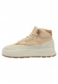 Beige vysoké tenisky s kombinací hladké kůže a semiše, vybavené robustní podešví a nenápadným logem na boku.