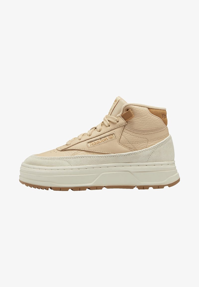 Beige vysoké tenisky s kombinací hladké kůže a semiše, vybavené robustní podešví a nenápadným logem na boku.