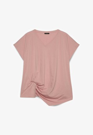 Blød rosa bluse med korte ærmer, V-hals og asymmetrisk knudedetalje på nederste venstre side.