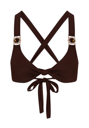 Top de bikini marrón con tirantes cruzados, que presenta un cierre delantero con lazo. Acentuado con un detalle decorativo de gema en los tirantes. Textura suave.
