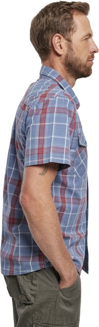 Camicia a maniche corte a quadri blu con motivi rossi e bianchi, dotata di una tasca frontale e colletto abbottonato. Tessuto di cotone leggero.