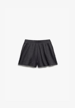 Sorte teksturerede shorts med en elastisk talje og løs pasform, der har et krøllet stofmønster og en længde til midt på låret.