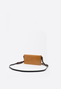 Brązowa torba crossbody z gładką fakturą, prostokątnym kształtem i odpinanym czarnym paskiem. Posiada subtelne detale w postaci przeszyć.