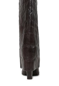 Botas de cuero marrón oscuro con textura de cocodrilo, hasta la altura de la pantorrilla, y tacones redondeados. Acabado suave con costuras y detalles visibles.