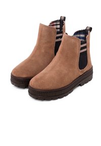 Botas de tobillo de ante marrón con paneles laterales elásticos, suela de goma texturizada y forro de cuadros. Cuenta con una pestaña para facilitar el calzado.