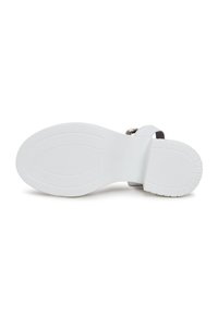 Sandalo bianco con suola in gomma texturizzata, dotato di una larga fascia e un accentuato fibbia in argento. Materiale superiore liscio con un design moderno.