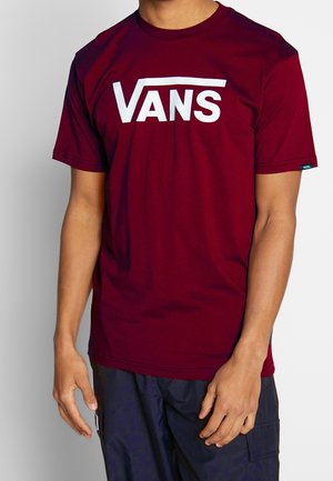 Mørkerød Vans t-shirt med et stort hvidt logo på brystet, korte ærmer og klassisk rund halsudskæring. Blødt, bomuldsmateriale.