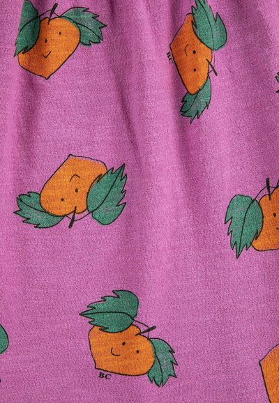 Tissu violet avec un motif de cœurs orange souriants accompagnés de feuilles vertes, dispersés et orientés dans différentes directions.