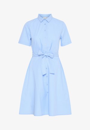 Gaiši zila kokvilnas kleita ar apkakli, īsām piedurknēm, pogu priekšējo aizdari un saskaņotu jostu viduklī.