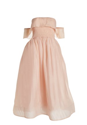 Abito senza spalline di un delicato rosa chiaro, con un corpetto arricciato e una gonna fluida. Il tessuto è morbido e leggero, con inserti trasparenti alle maniche.