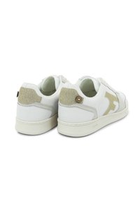 Weiße Sneaker mit glitzernden goldenen Akzenten an der Ferse und an der Seite. Glatte Lederstruktur, runde Spitze und flache Gummisohle.