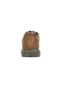 Zapato de cuero marrón con punta redondeada, tacón marrón en contraste, superficie texturizada y suela de goma gris para agarre y durabilidad.