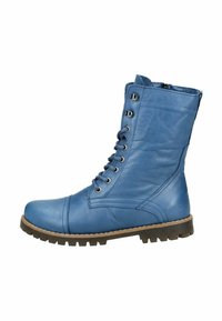 Bottines en cuir bleu à lacets avec un bout rond, finition texturée, tige haute et semelle en caoutchouc robuste présentant un motif de crampons. Oeillets argentés visibles.