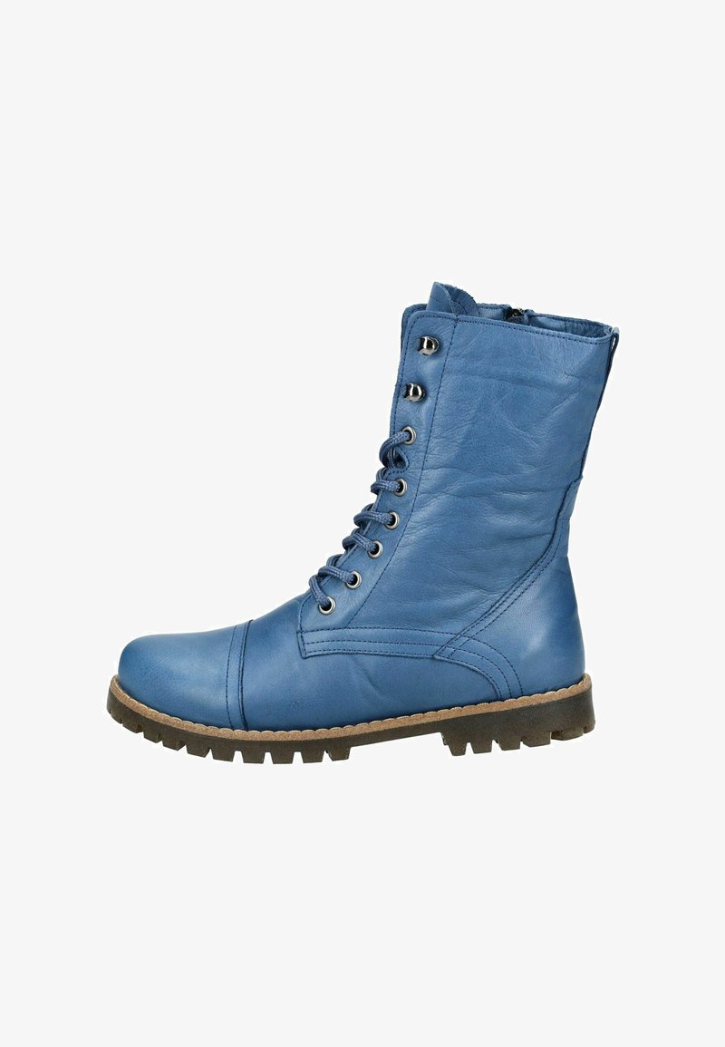 Bota de cuero azul con cordones, punta redonda, acabado texturizado, caña alta y suela de goma resistente con un patrón de tracción. Ojales plateados visibles.