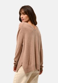 Maglione marrone in misto lana con scollo a V e maniche lunghe. Presenta una vestibilità comoda, spacchi laterali e polsini e orlo a costine.