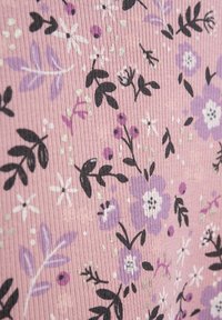 Blumenstoff mit pinkem Hintergrund, lila und schwarzen Blumen sowie grünen Blättern und kleinen weißen Akzenten. Strukturierte gerippte Optik.